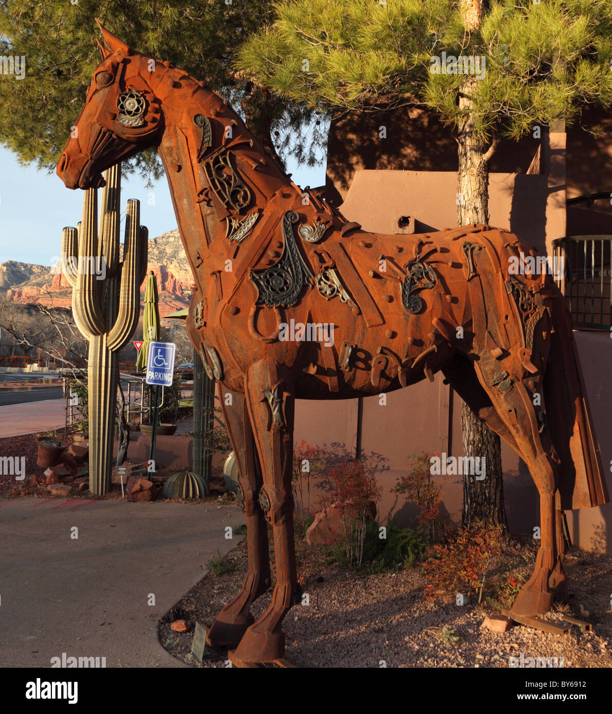 'Stormy Bay' horse sculpture by Dixie Jewett in Sedona, Arizona Stock Photo