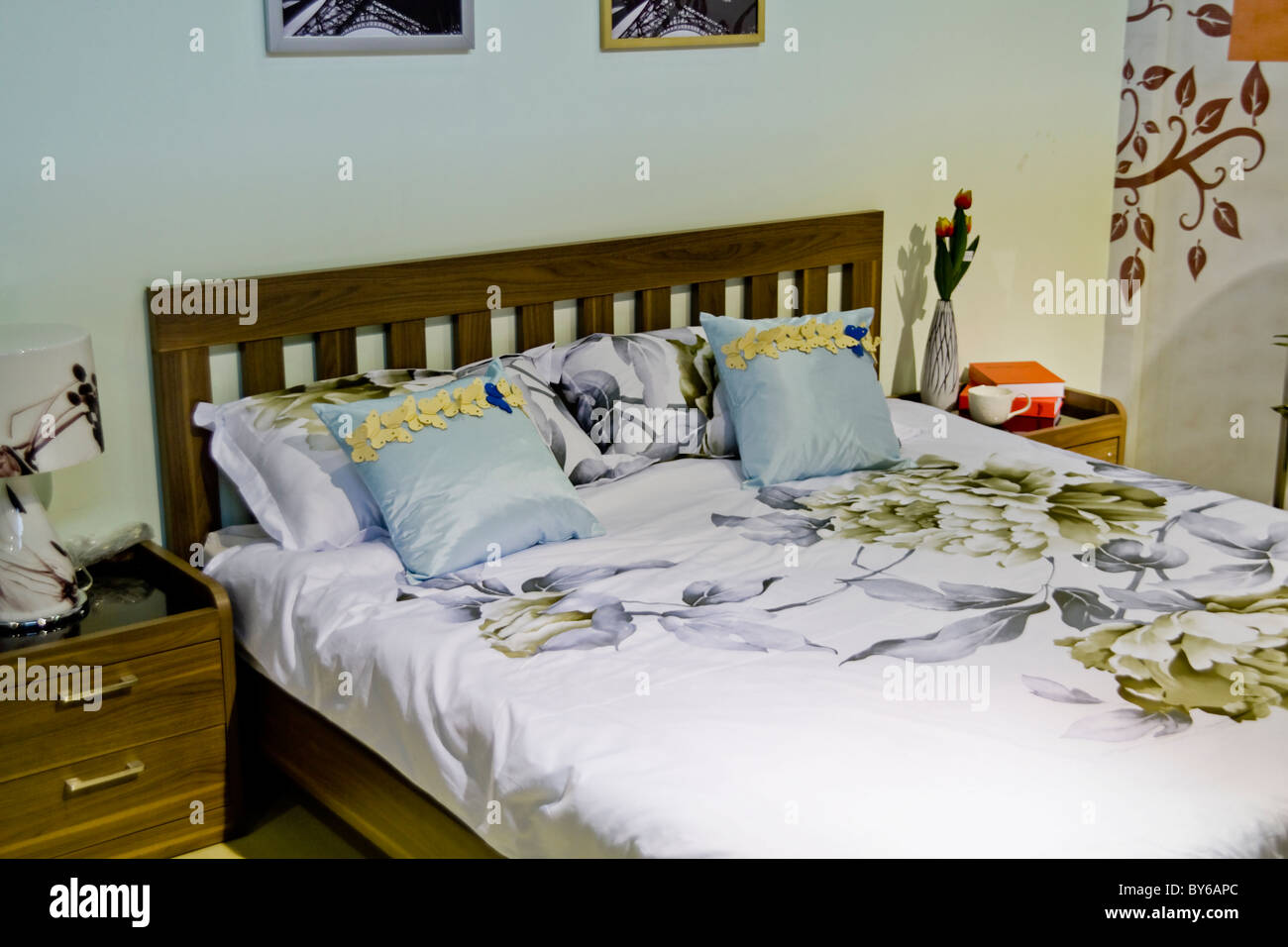 luxury interior of bedroom with large bed Stock Photo - Alamy