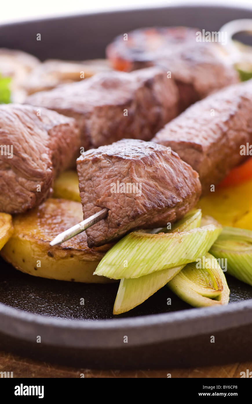 https://c8.alamy.com/comp/BY6CP8/grilled-meat-with-vegetable-BY6CP8.jpg