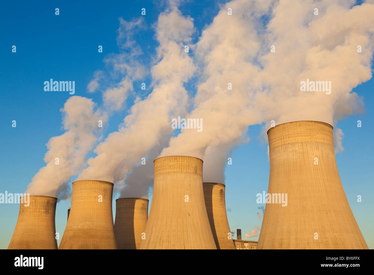 co2 emissions and steam from Ratcliffe-on-Soar coal-fired power station Ratcliffe on soar Nottinghamshire England UK GB Europe Stock Photo