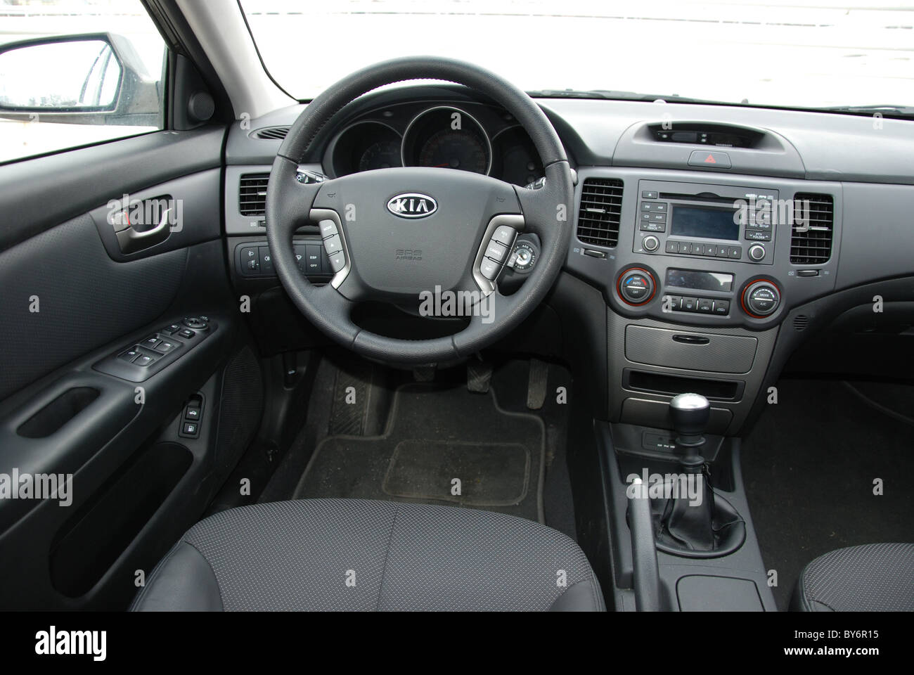 Kia Magentis 2.0 CRDI - MY 2005 - gray - four doors (4D) - Upper ...