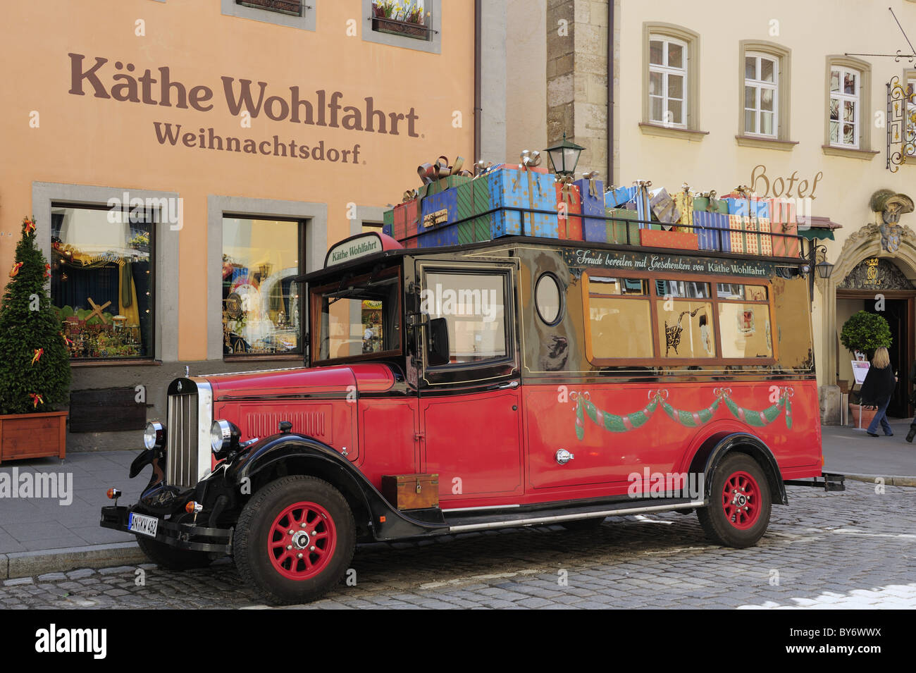 Oldtimer loaded with Christmas parcels, Rothenburg ob der Tauber, Bavaria, Germany Stock Photo