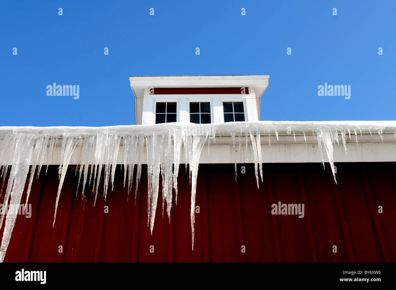 Streamwood, Illinois, USA. Red Barn in winter with icicles hanging from the roof. Stock Photo