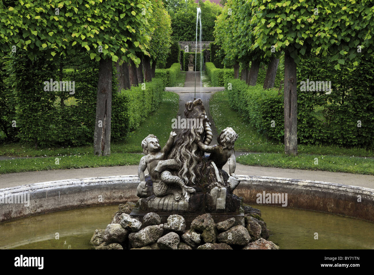 Fountain at the rococo garden, Veitshoechheim castle, Main river ...