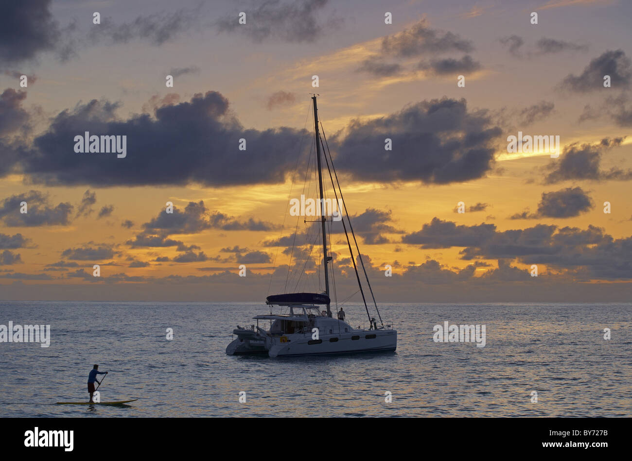 Boat sailing on bay sunset hi-res stock photography and images - Alamy