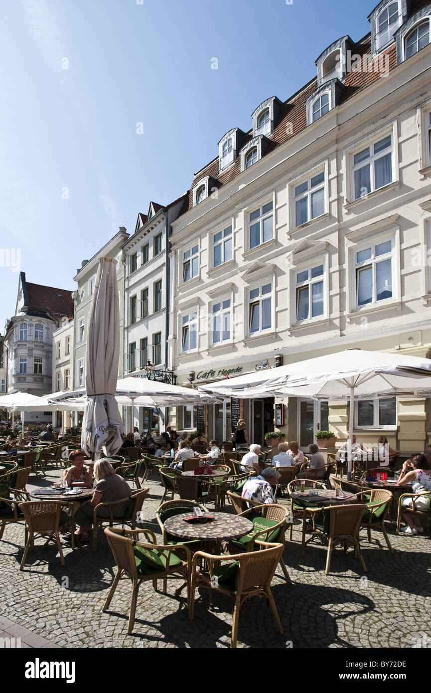 Pavement cafe, Wismar, Mecklenburg-Vorpommern, Germany Stock Photo - Alamy