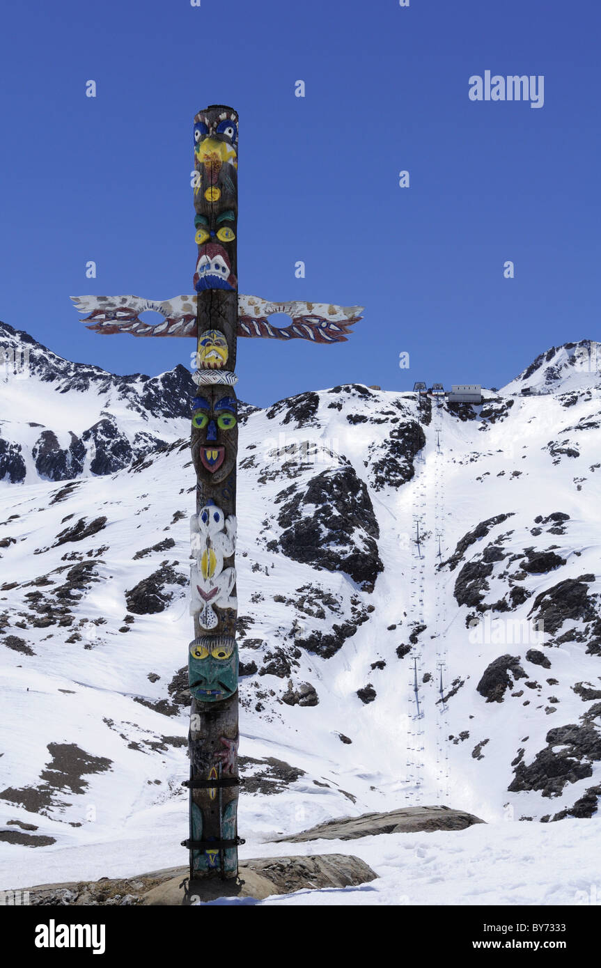 Indian totem pole with Kurzras ski area in the background, Oetztal mountain range, Schnalstal valley, Vinschgau, South Tyrol, It Stock Photo