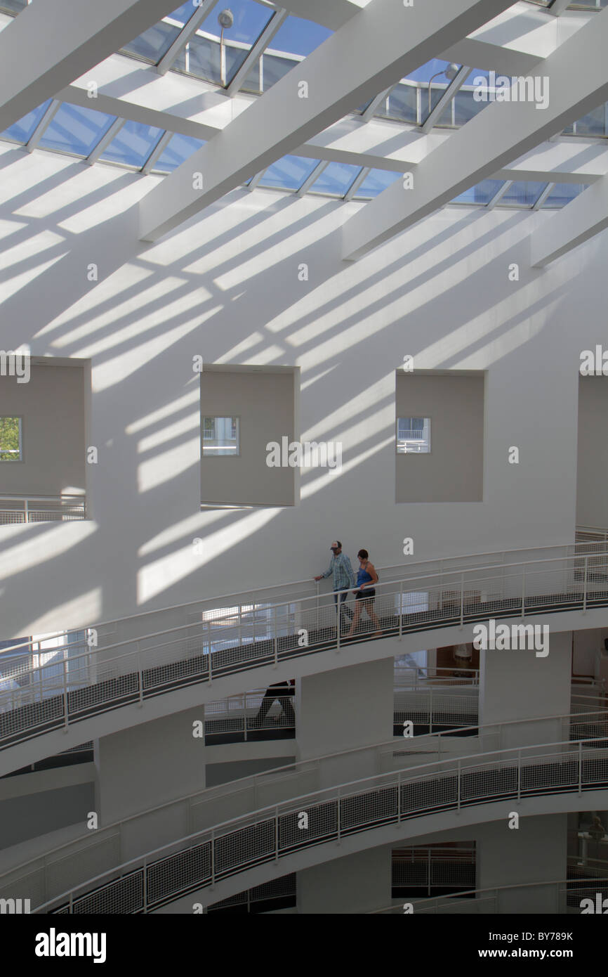 Atlanta Georgia,High Museum of Art,interior inside,Richard Meier,light,shadow,atrium,circular ramp,multi level,skylight,lines,shapes,contemporary arch Stock Photo