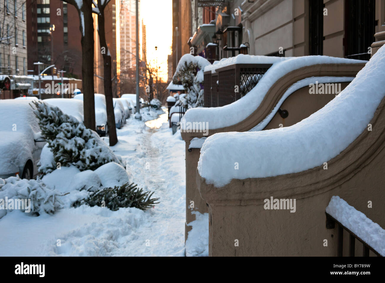 New york stoop with snow hi-res stock photography and images - Alamy