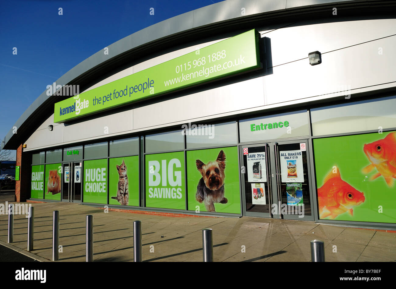 Kennel Gate Pet Store Stock Photo Alamy