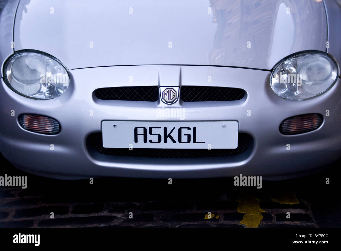 ASKGIL is a personalized number plate on the front of an MG British sports car parked in Dundee, UK Stock Photo