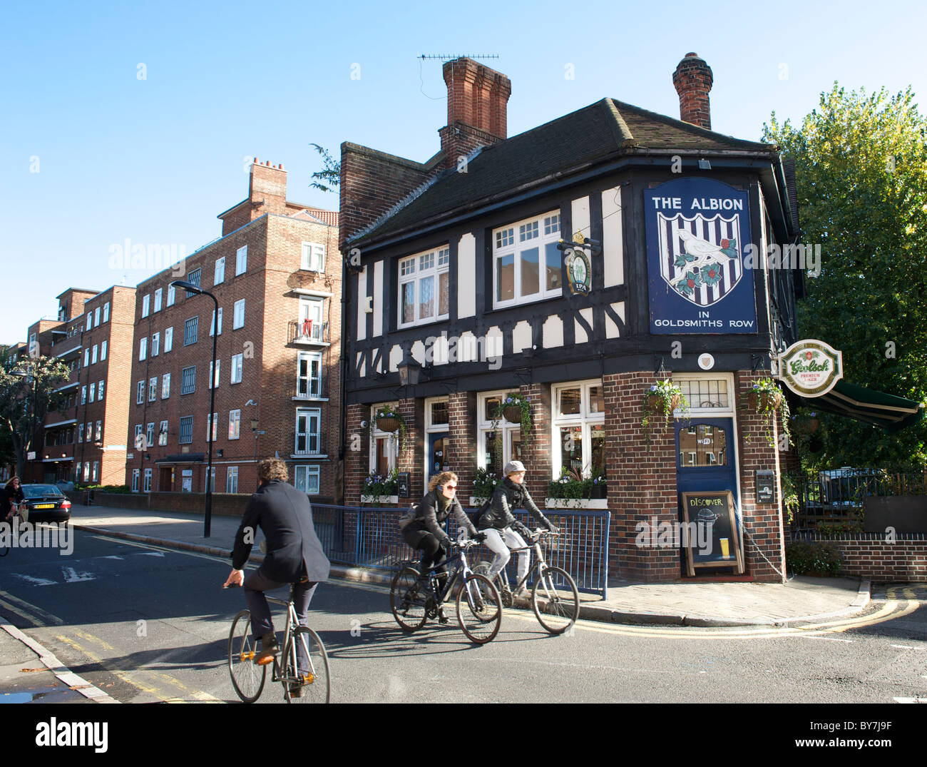 The ALBION football pub on Goldsmith's Row, Bethnal Green East London Stock Photo