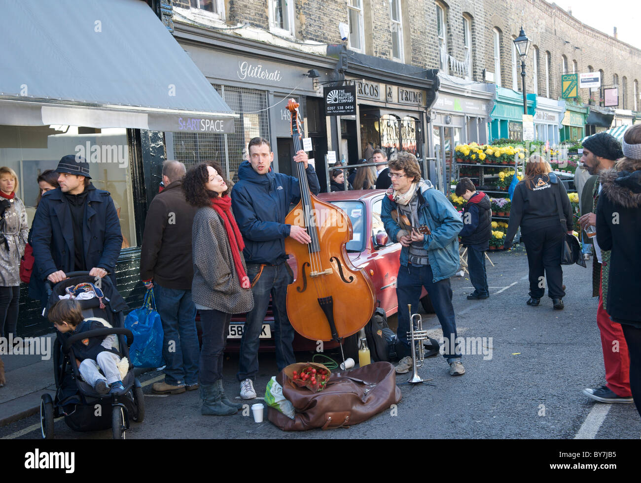 Buskers at Sunday flower market day on Columbia Road, Hackney in East London Stock Photo