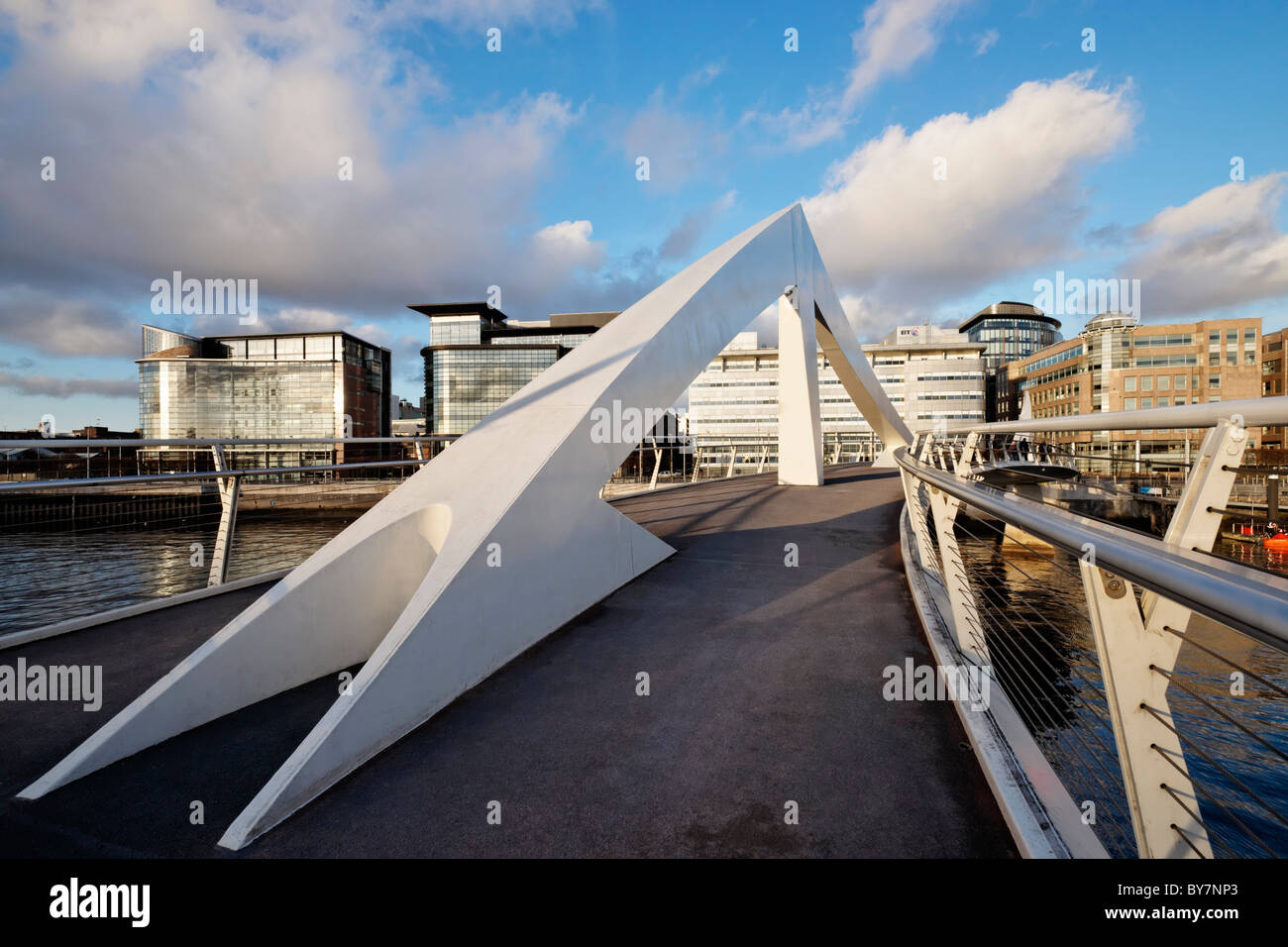 The Tradeston Bridge, dubbed the 'Squiggly Bridge' by Glaswegians, and the Broomielaw, Glasgow, Scotland, UK Stock Photo