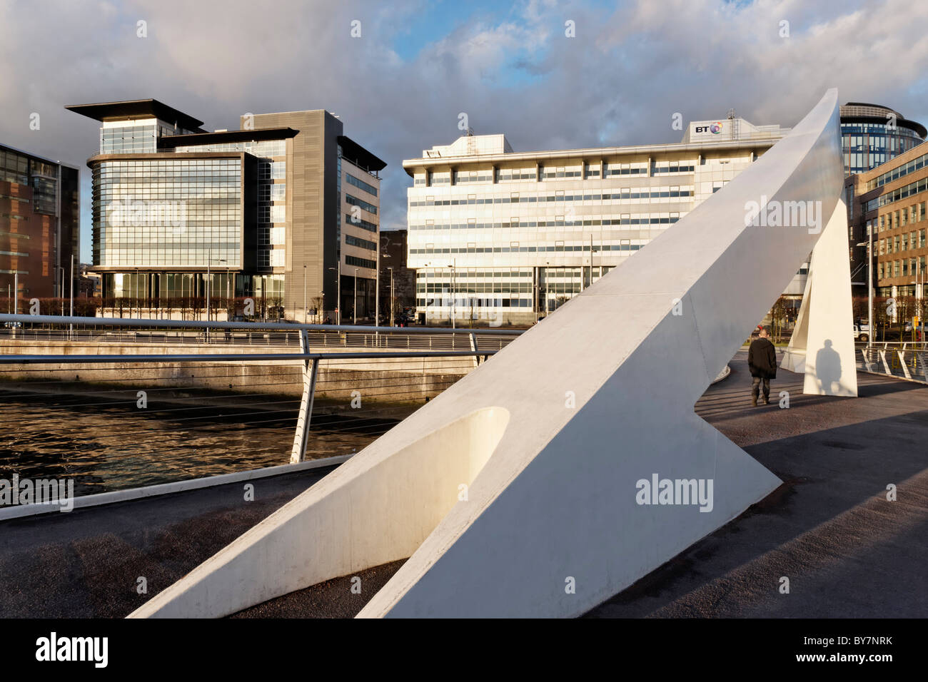 The Tradeston Bridge, dubbed the 'Squiggly Bridge' by Glaswegians, and the Broomielaw, Glasgow, Scotland, UK Stock Photo