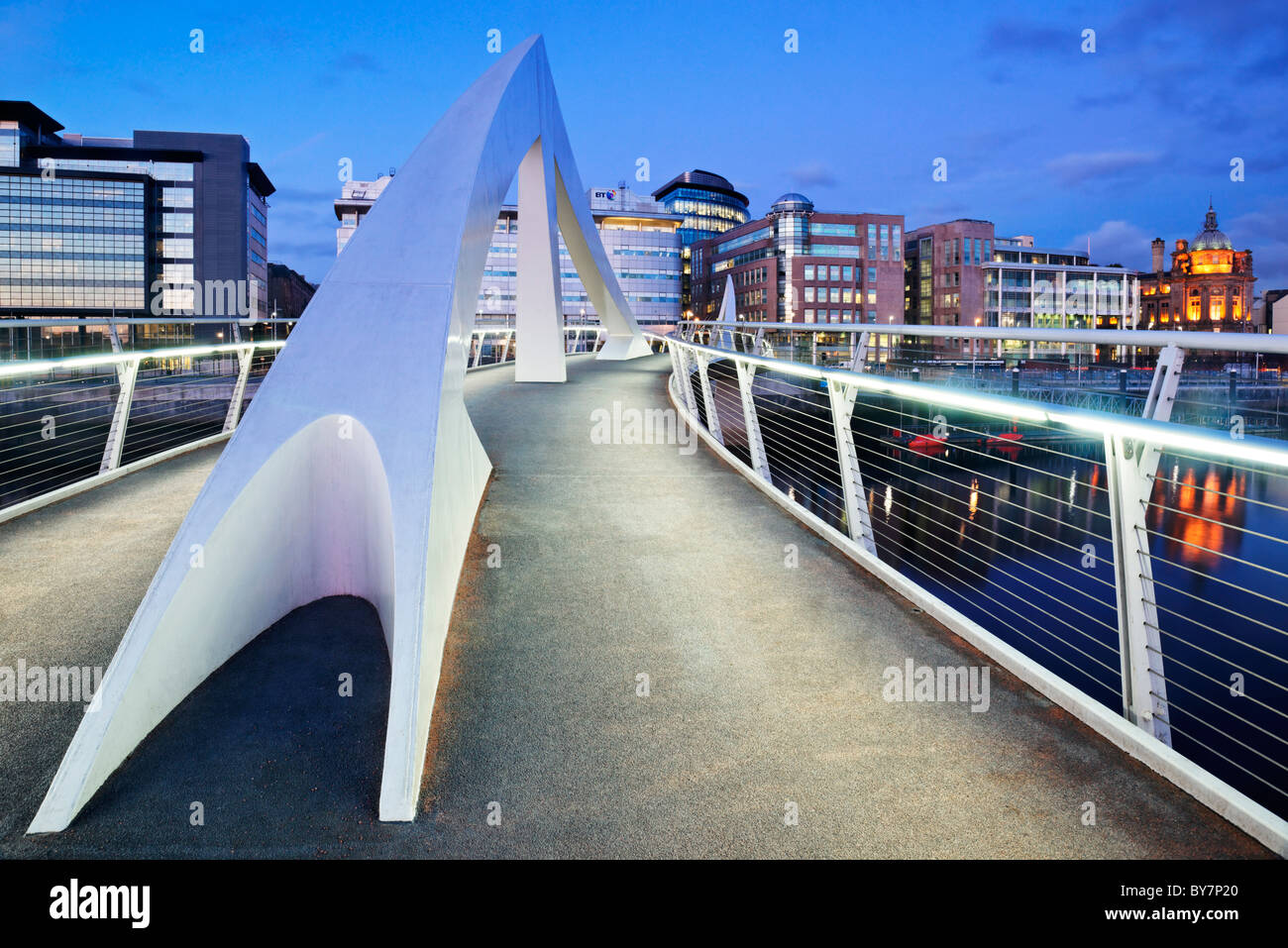 The Tradeston Bridge, dubbed the "Squiggly Bridge" by Glaswegians, and the Broomielaw, Glasgow, Scotland, UK Stock Photo
