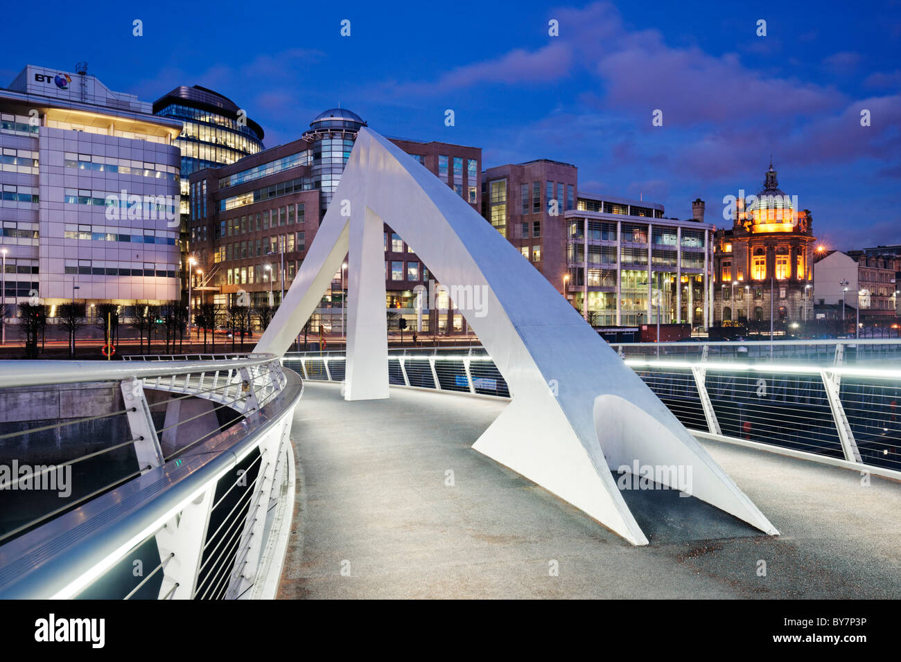 The Tradeston Bridge, dubbed the "Squiggly Bridge" by Glaswegians, and the Broomielaw, Glasgow, Scotland, UK Stock Photo