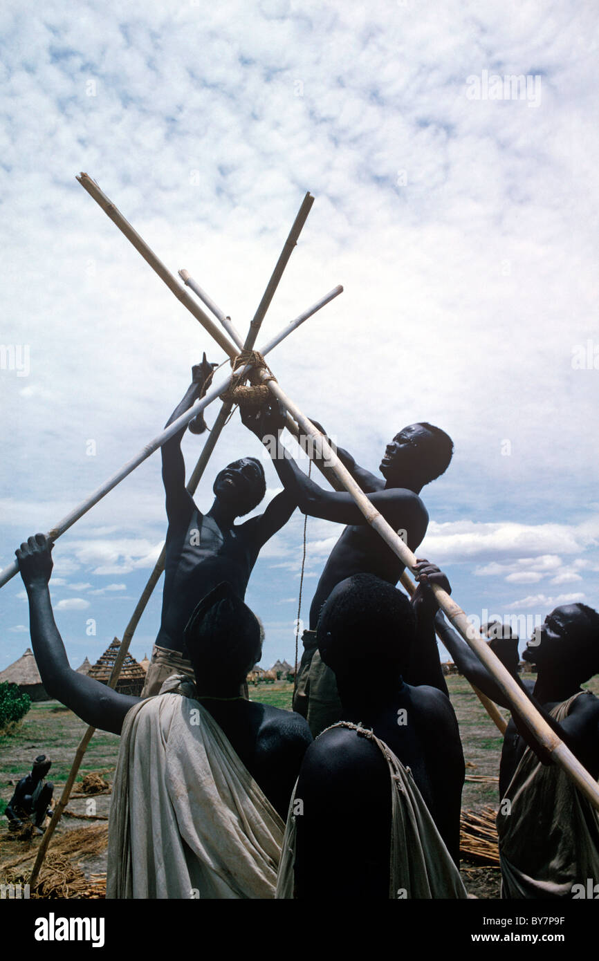 Constructing a traditional type hut at Malakal, Southern Sudan - South  Sudan. Finished huts in the background Stock Photo - Alamy