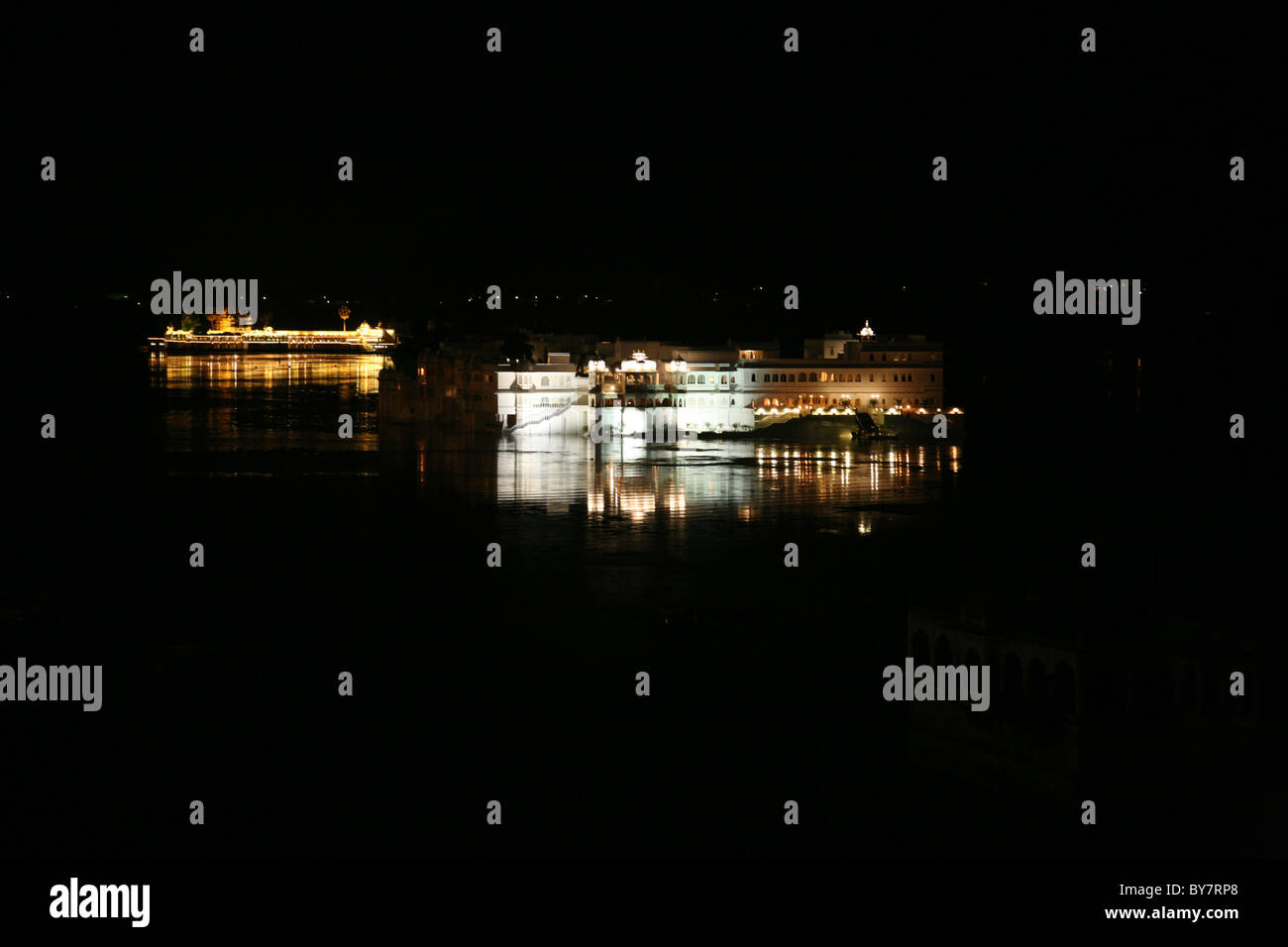 Night time view of Lake Palace on Pichola Lake, Udaipur, Rajasthan Stock Photo