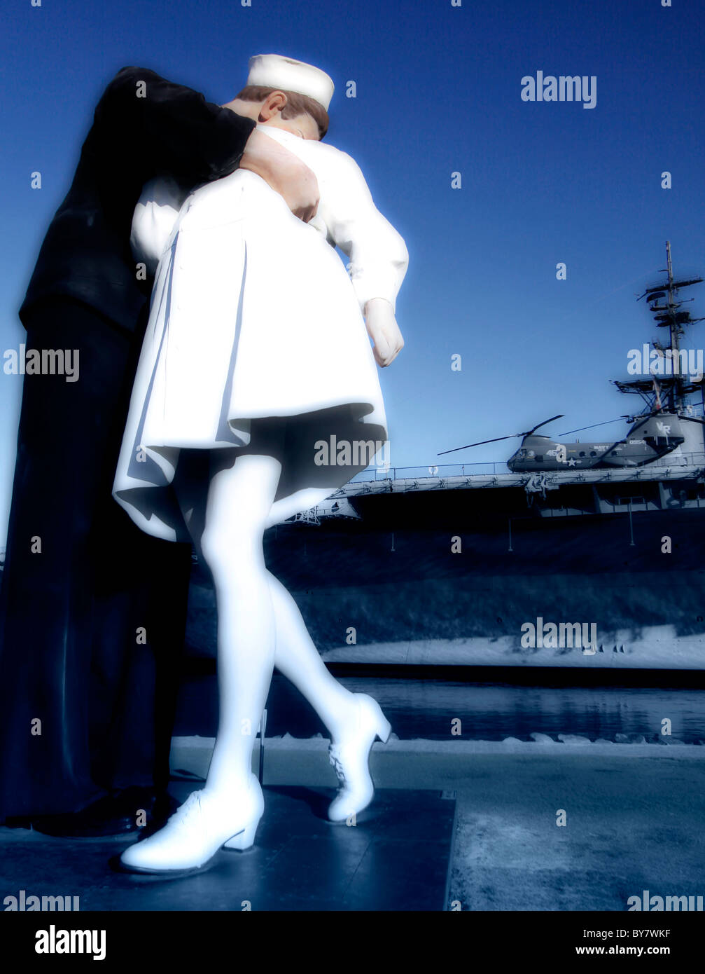 Sailor kissing nurse statue hires stock photography and images Alamy