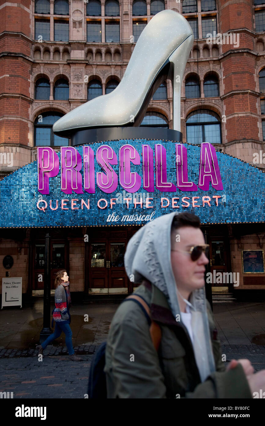 Palace Theatre in London's West End Theatreland. A giant stilletto shoe  advertises the musical Priscilla Queen of the Desert Stock Photo - Alamy