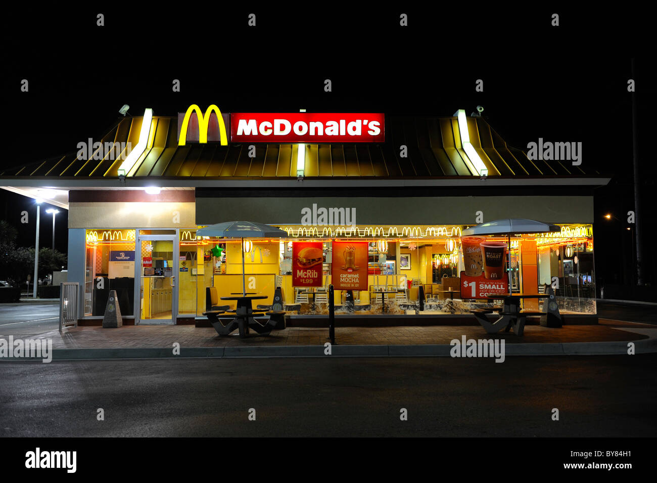 McDonald's fast food restaurant at night Stock Photo - Alamy