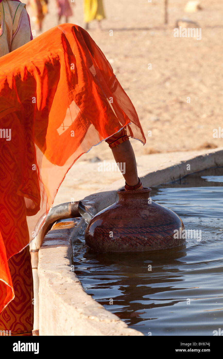 India, Rajasthan, Thar Desert, Indian women collecting water from village storage tank Stock Photo