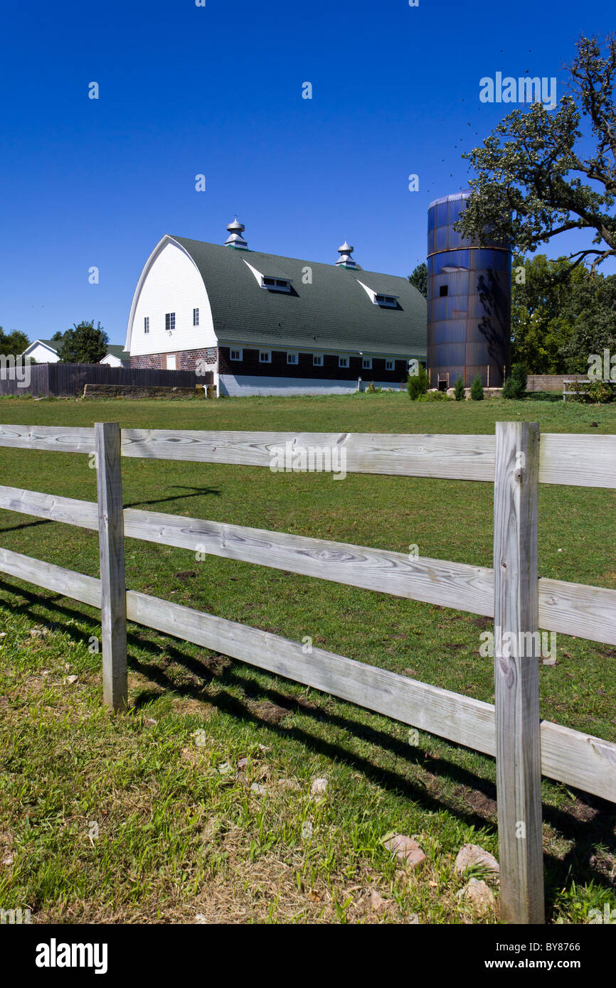 traditional wooden fence, barn and silo of farm, Plano, Kendall county, Illinois, USA Stock Photo