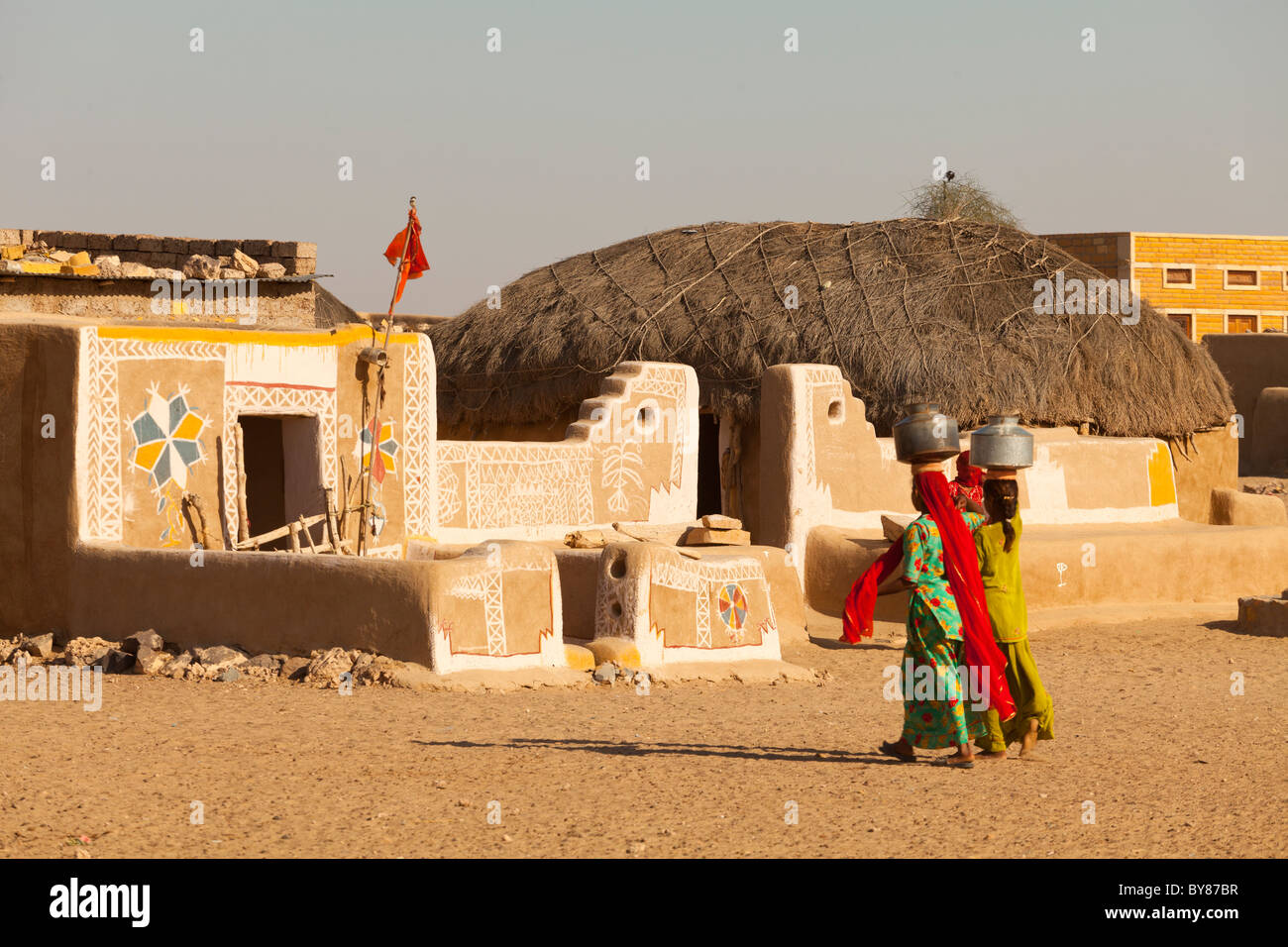 India, Rajasthan, Thar Desert, three Indian women carrying water back to village Stock Photo