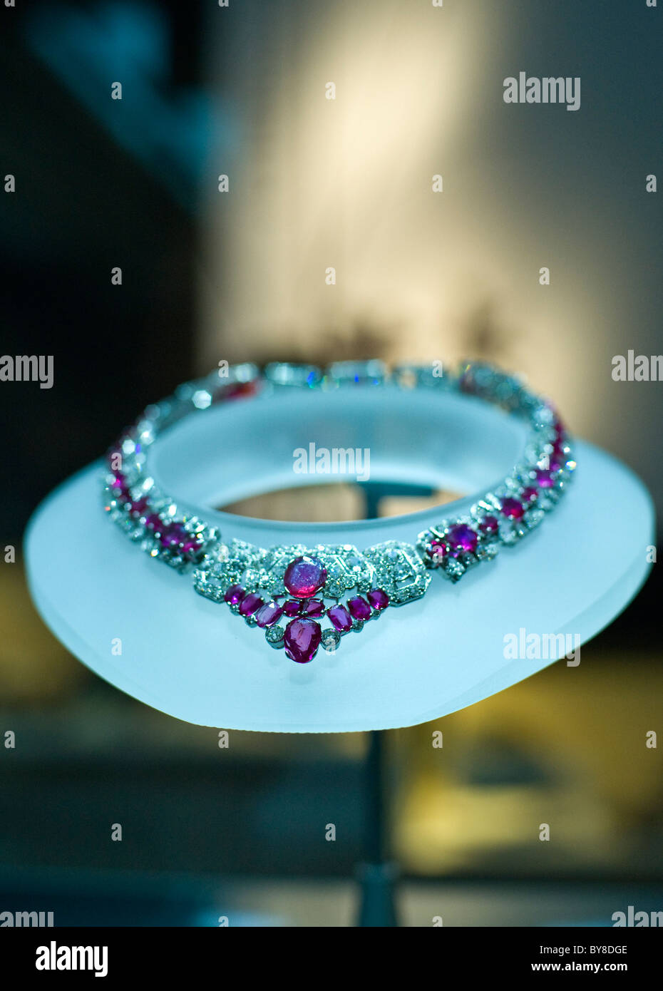 Diamond and ruby necklace hi-res stock photography and images - Alamy