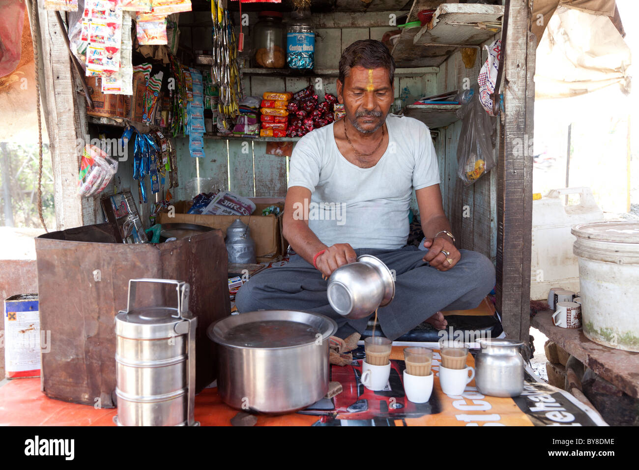 India, Uttar Pradesh, Agra, tea vendor prouring 'chai' Stock Photo
