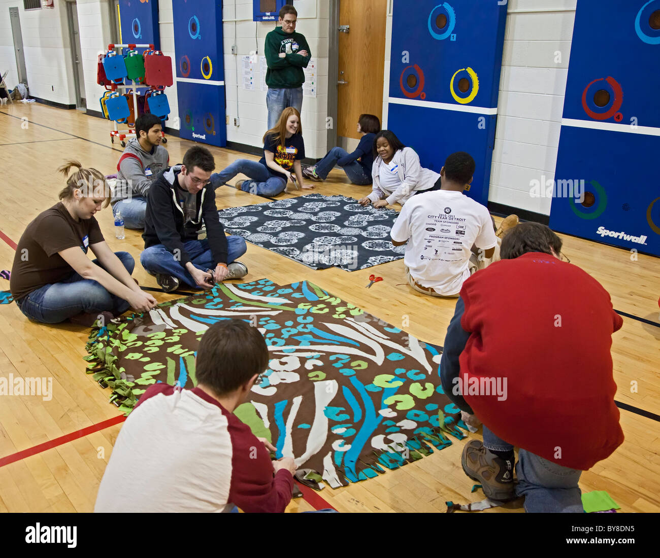 Volunteers Make Blankets for the Homeless Stock Photo Alamy