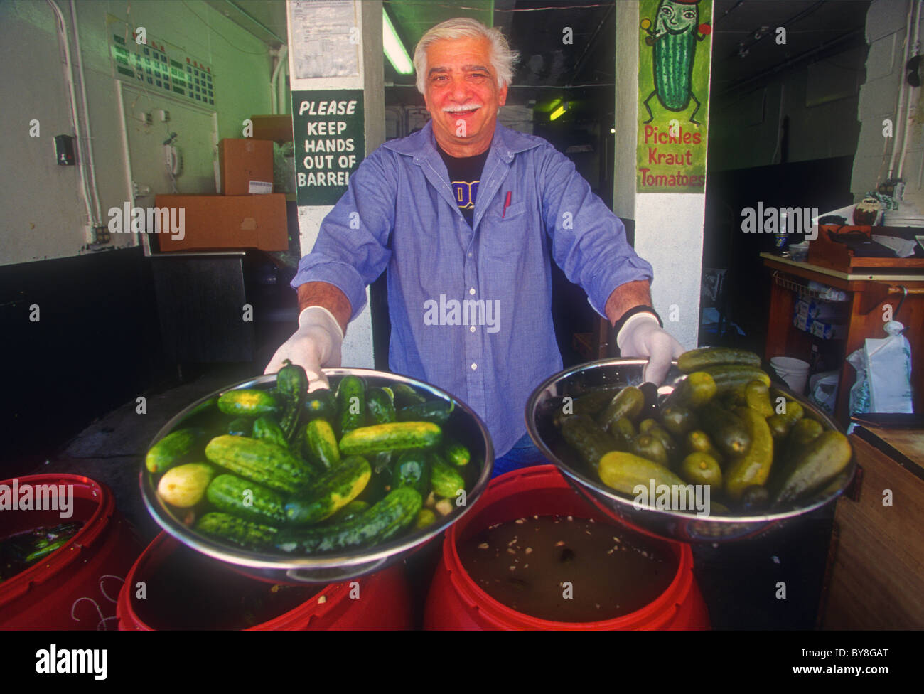Pickle salesman in New York City Stock Photo