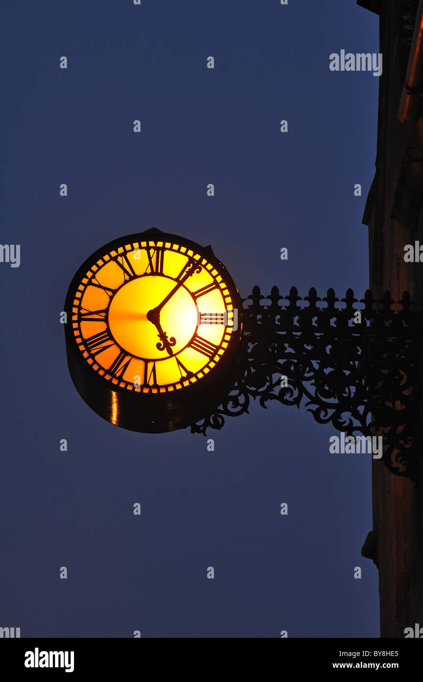 Clock in high street broadway uk hi-res stock photography and images ...