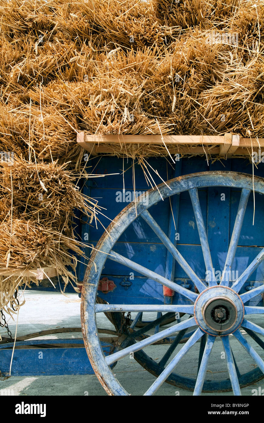 Straw hay cart carts hires stock photography and images Alamy