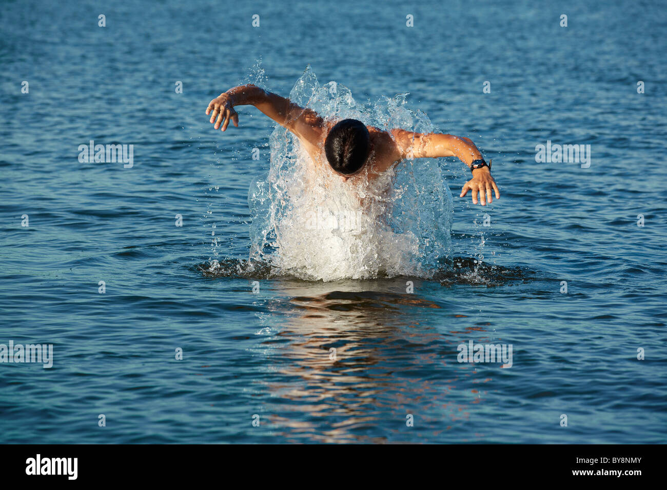 Come swimming. Пловец - одиночка в море. Сток мужик плывет. Как купаются мужчины. Парень Загорелый плывет в море.