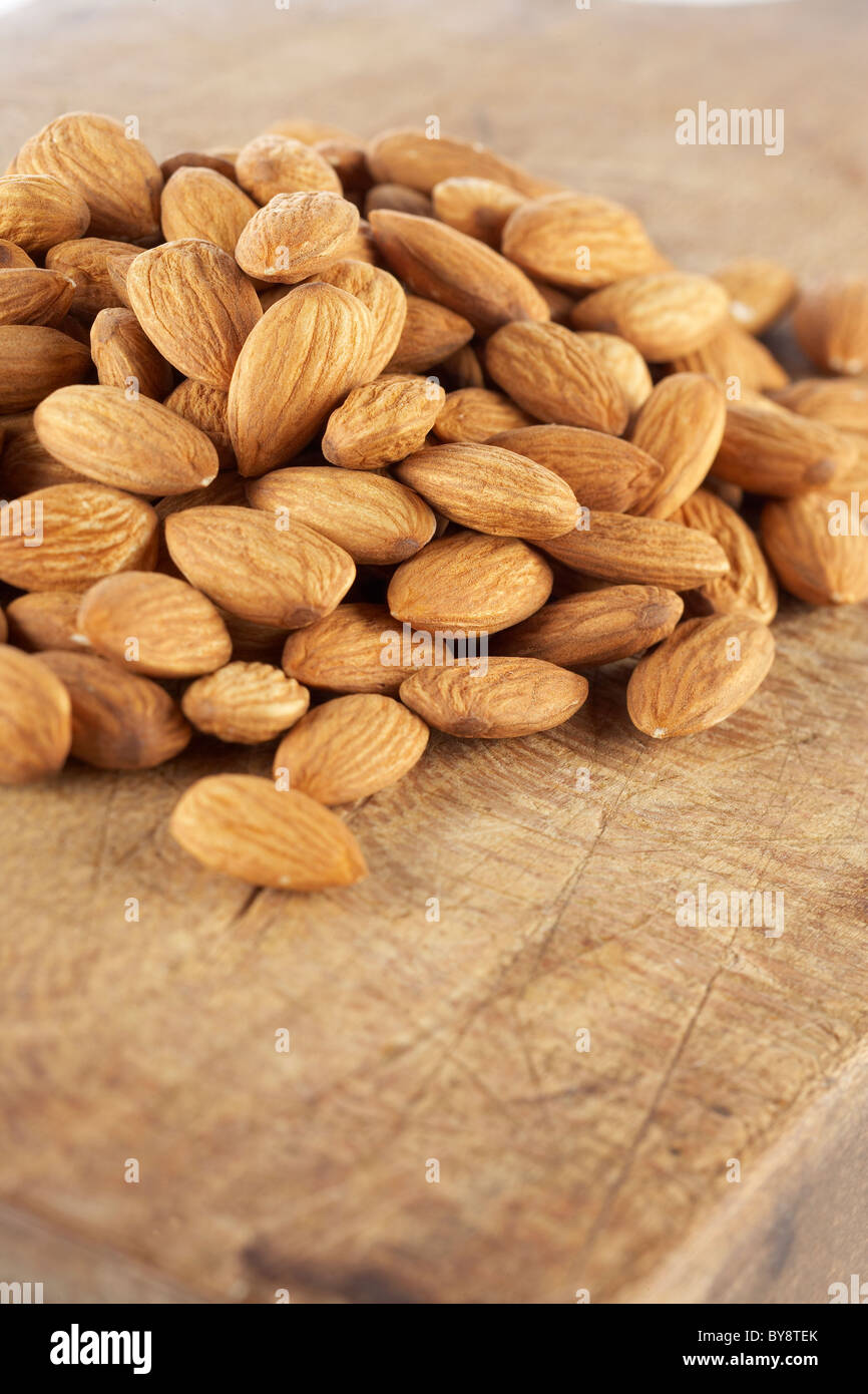 Almonds with and without skin hires stock photography and images Alamy