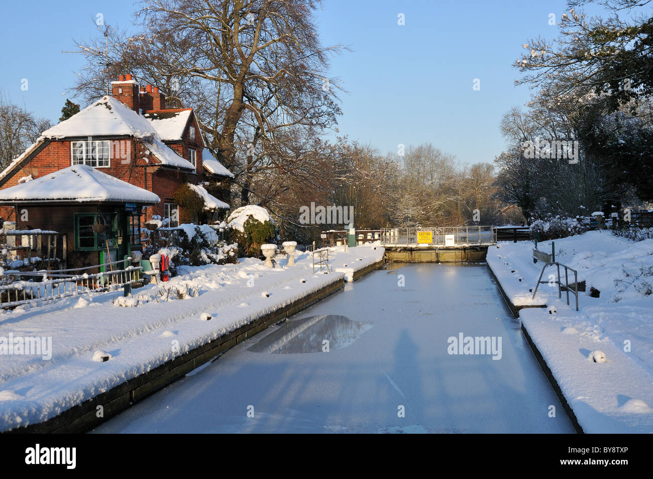 Sonning Lock on the River Thames, Sonning on Thames,  Berkshire,  UK  in the winter snow showing the frozen river. Stock Photo