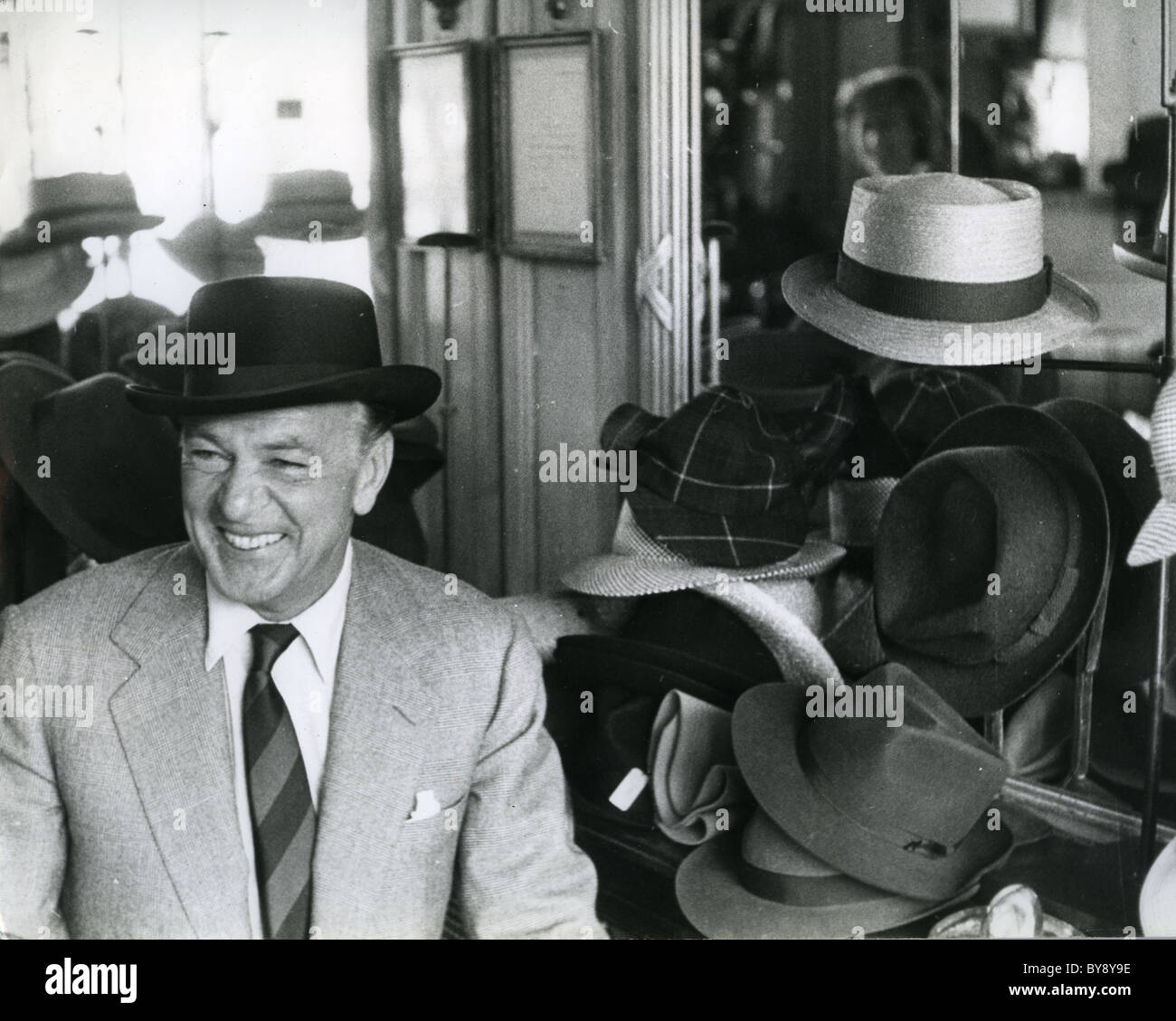 GARY COOPER (1901-1961) American film actor in a Paris hat shop in the  1950s Stock Photo - Alamy