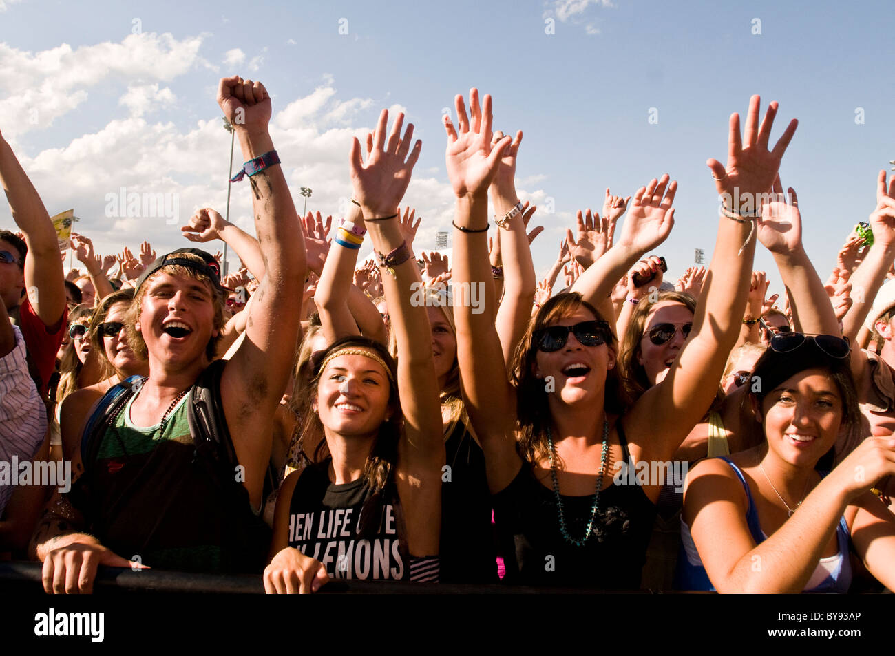 Arms up crowd hi-res stock photography and images - Alamy
