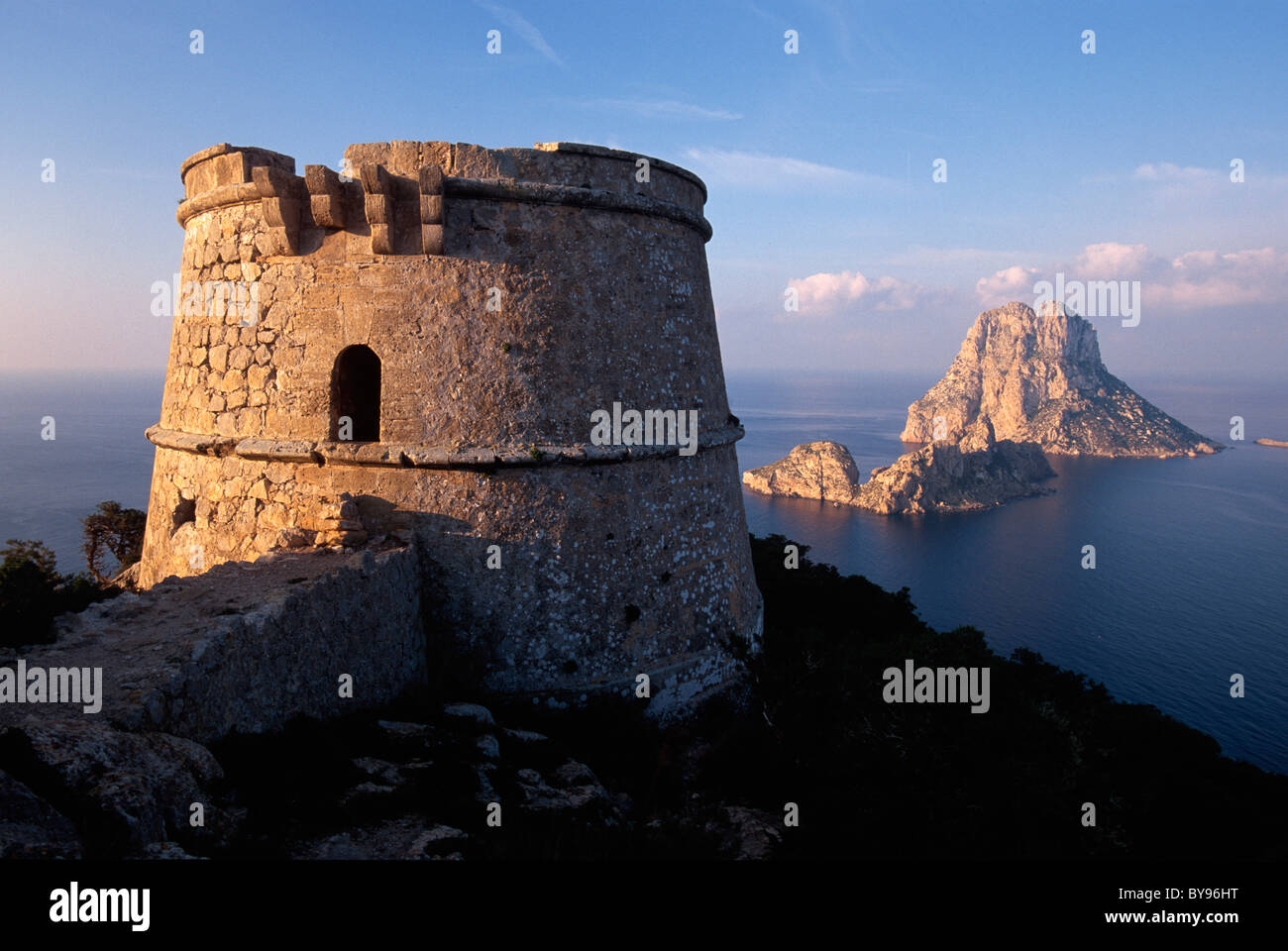 Isle Es Vedra, Wachturm Torre del Pirata (= Torre des Savinar),  Cap del Jueu, Ibiza, Spain Stock Photo