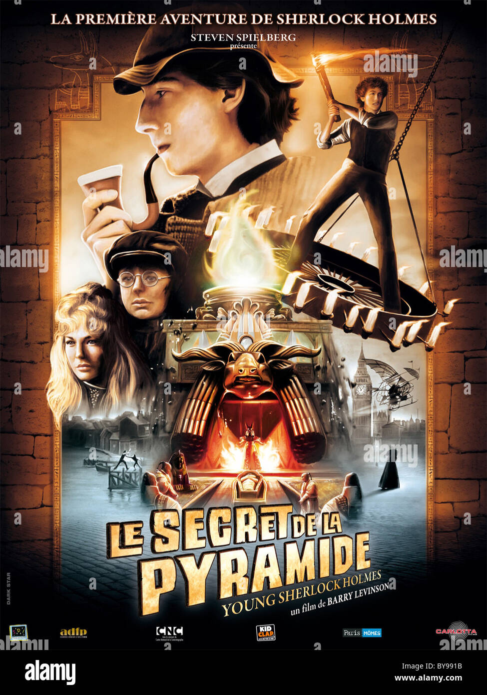 Le Secret de la Pyramide Young Sherlock Holmes  Year : 1985 USA Director : Barry Levinson Movie poster (Fr) Stock Photo