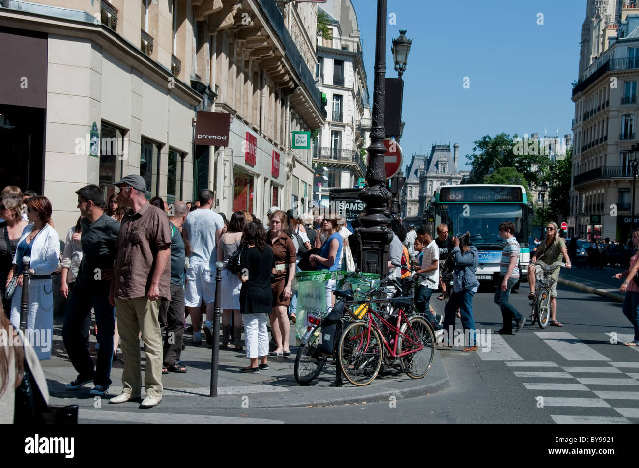 Paris, France, Crowd Walking, Scene of People Shopping, on Rue de Rivoli,  Street Scene, neighborhoods, lively parisian street scene Stock Photo -  Alamy