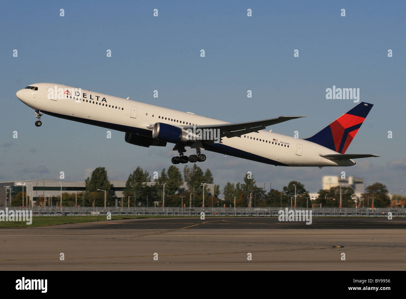 Delta airlines 777 hi-res stock photography and images - Alamy