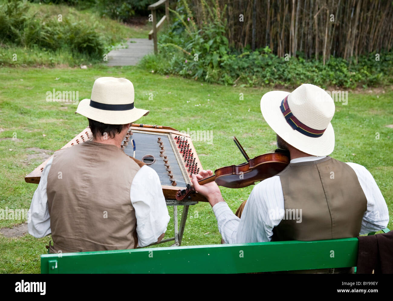 Musicians playing the hammered dulcimer and fiddle in Hoveton Hall