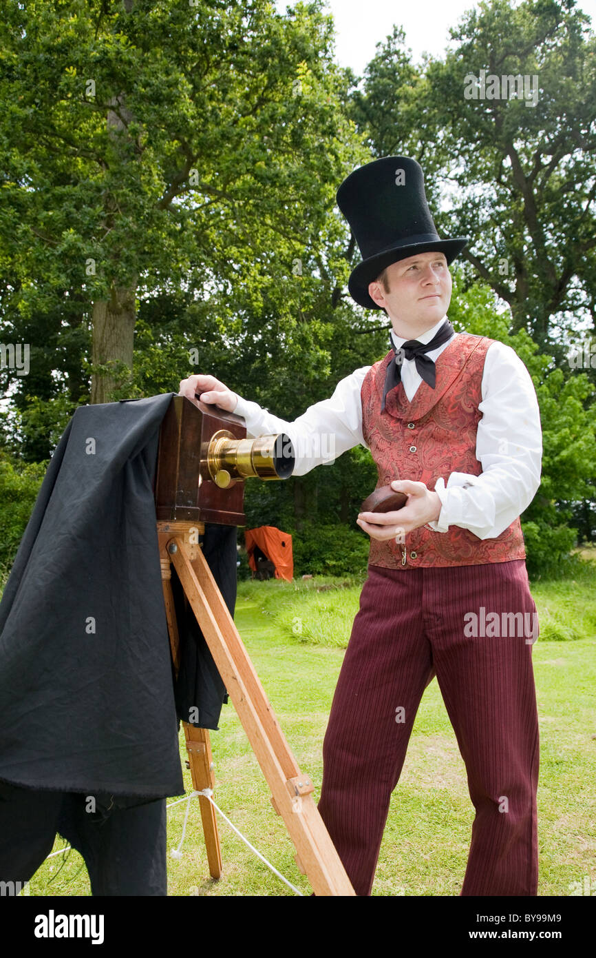 Victorian photographer on location with a Daguerreotype camera ...