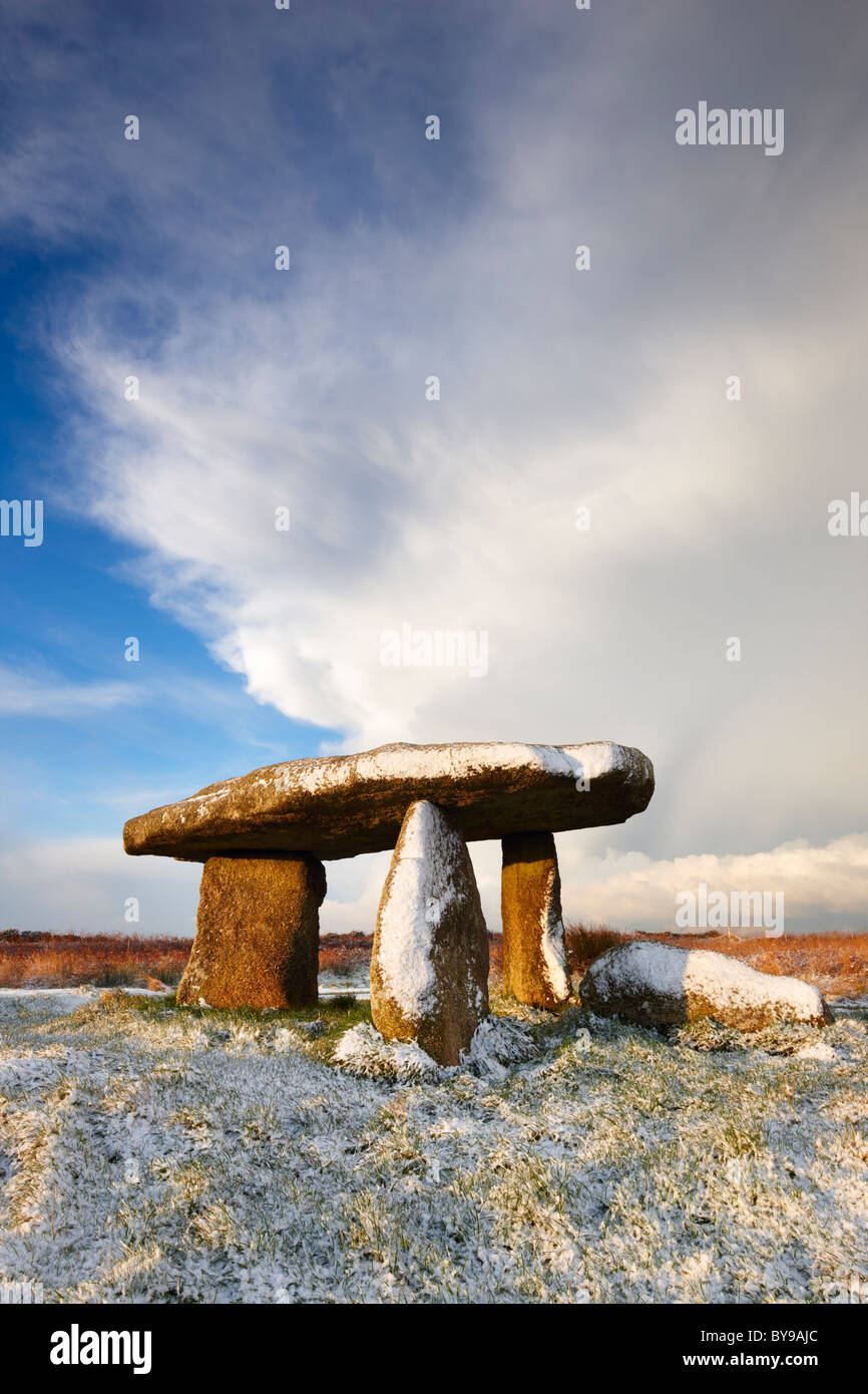 A light dusting of snow on Penwith Moor at the ancient standing stones - Lanyon Quoit Stock Photo