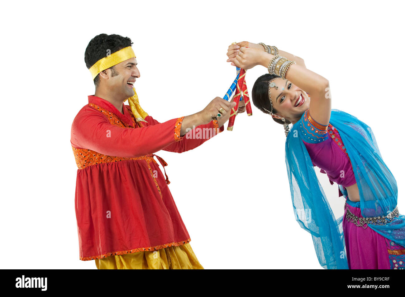 Gujarati couple performing dandiya dance Stock Photo - Alamy