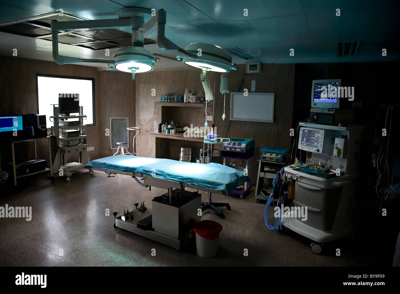 Empty operating theatre hi-res stock photography and images - Alamy