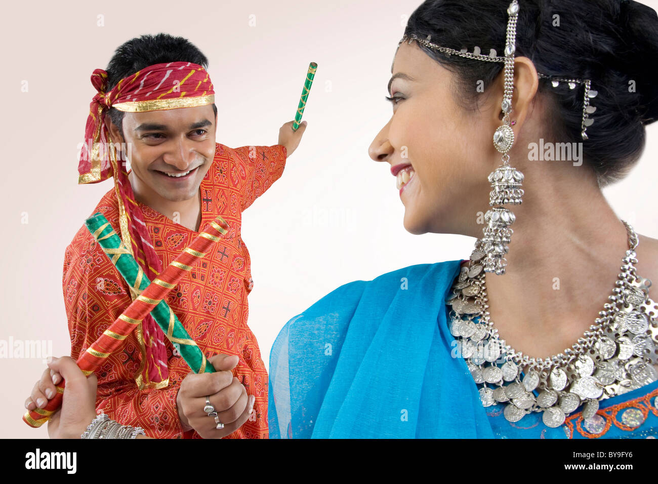 Gujarati couple performing dandiya Stock Photo - Alamy